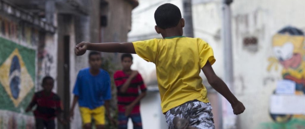 Fußballtrikots für Kinder in Brasiliens Favela | Spenden sammeln